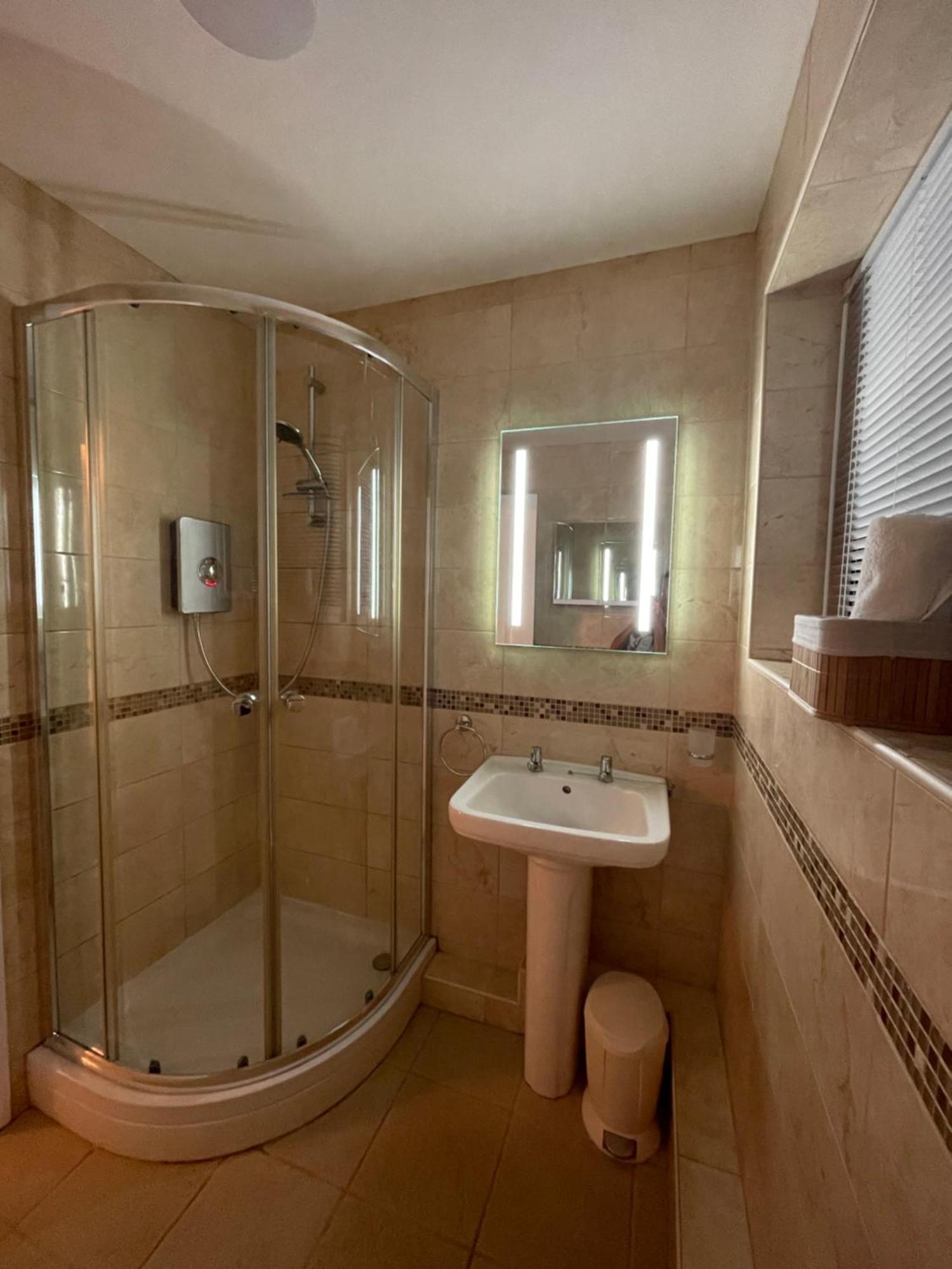 Look No Further Gorgeous Newly Renovated Contemporary Chalet Sandown Bay Holiday Centre ภายนอก รูปภาพ